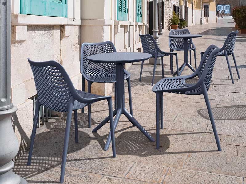 Stoly a židle pro zářivou zahradu