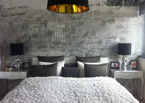 Inspirativní fotografie krásné ložnice s použitím vliesové tapety Destinations - Loveletter.