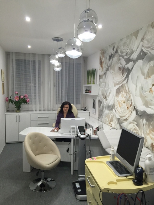 Klinika ENVY s.r.o. - Tapeta Madame Plantier, křesílko DS37099, kancelářská židle DS-Office 1