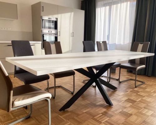 Děkujeme zákazníkovi za zaslanou fotografii realizace. Černé kovové stolní nohy Biloxi L pěkně ukazují, jak lze vytvořit jednoduchý moderní stůl podle vlastních představ.