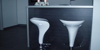 Moderní kuchyně s elegantními stoličkam Maurice
