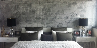 Inspirativní fotografie krásné ložnice s použitím vliesové tapety Destinations - Loveletter.