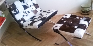 Designérské křeslo s podnožkou v kombinaci hovězí kůže a nerezové oceli.