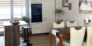 Barová židle Skelde ve stylové moderní kuchyni