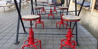 MIKROFARMA s.r.o. - Kovová barová židle Lumo antik červená